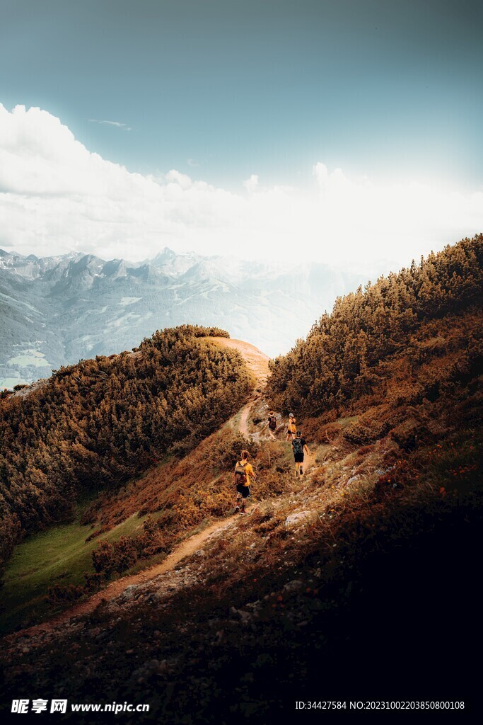 山路上的徙步登山者