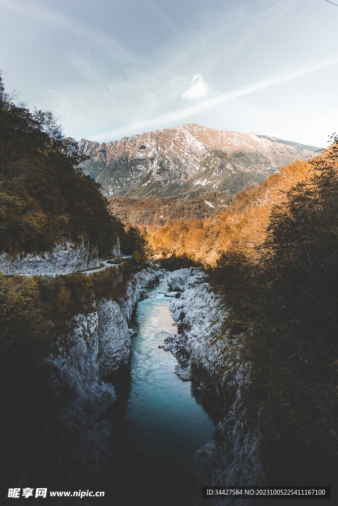 山间溪流