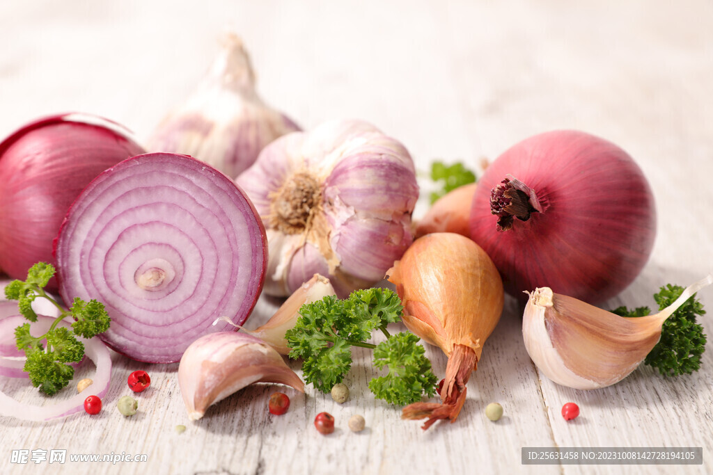 案板上的大蒜洋葱
