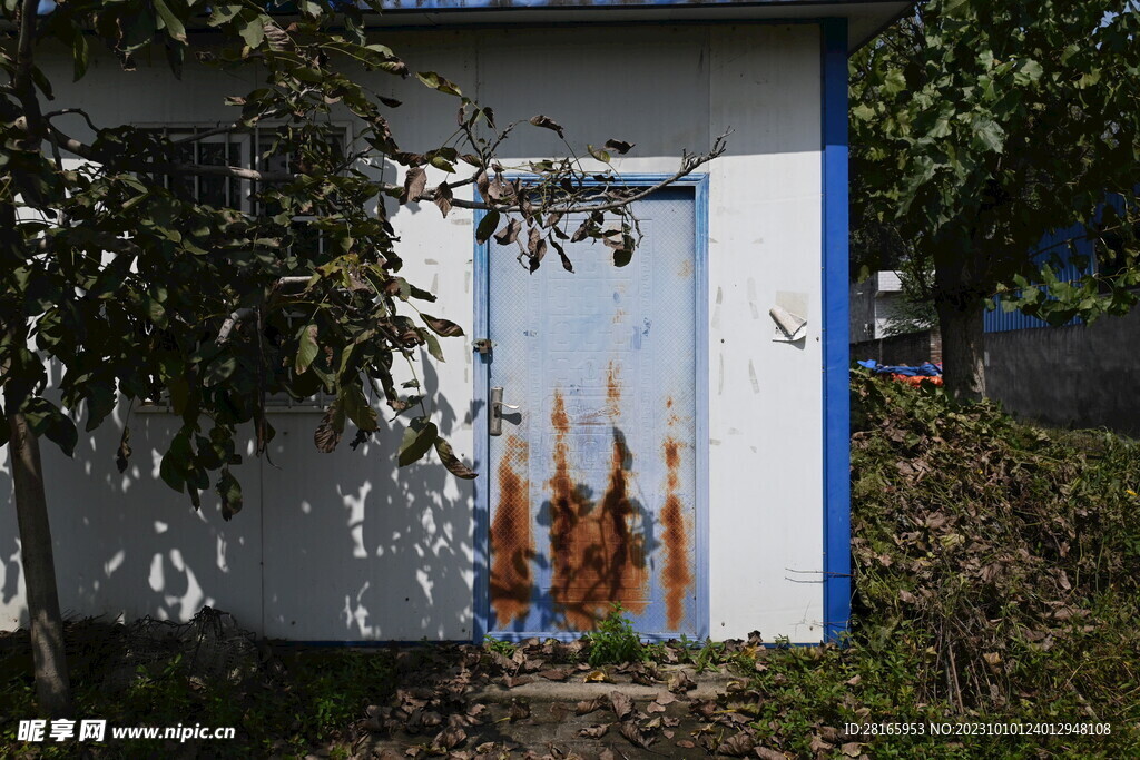 锈迹斑斑的铁门光影