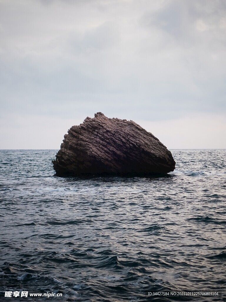 海面上的岩石