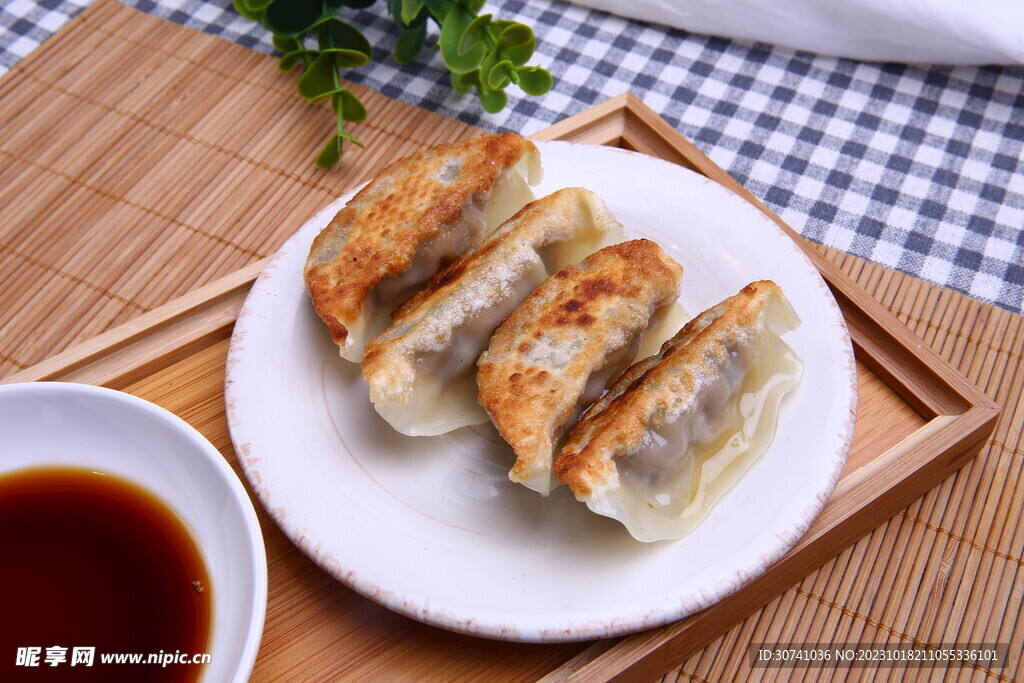 煎饺 油炸饺子