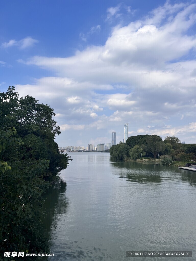 城市湖景