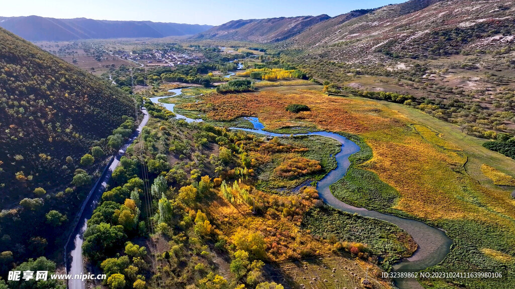 秋天的山脉戈壁道路