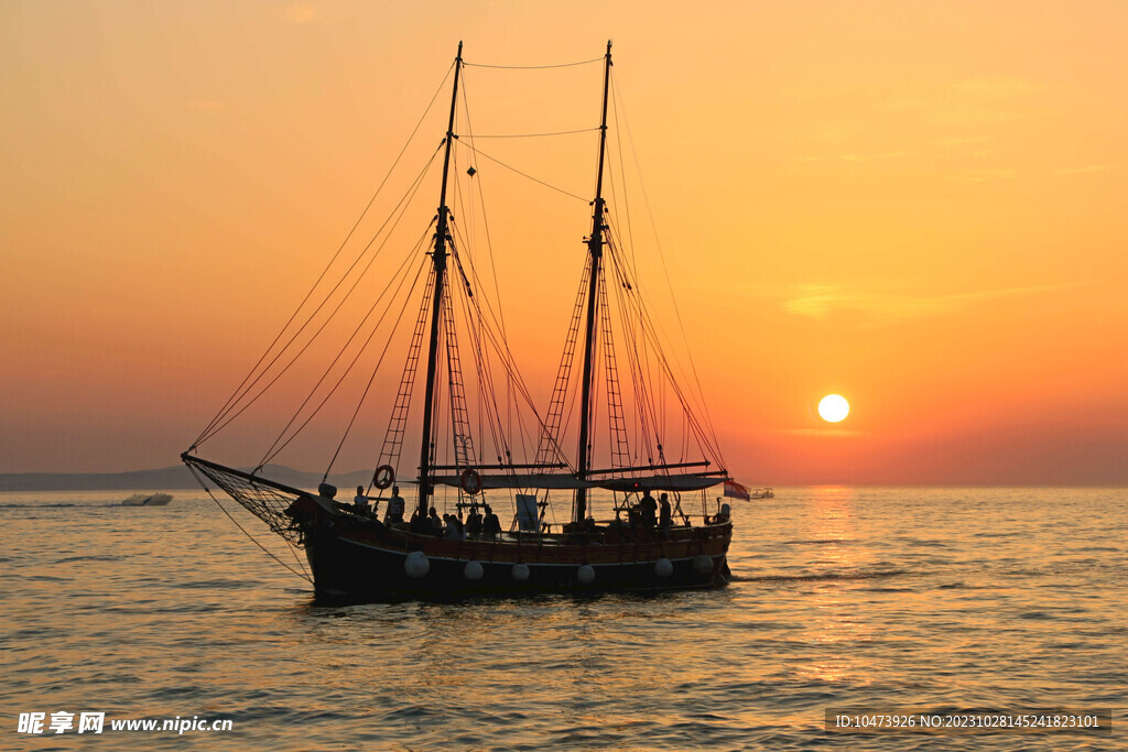 落日海面上的船只