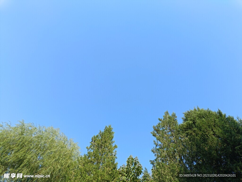 明亮的蓝色天空背景