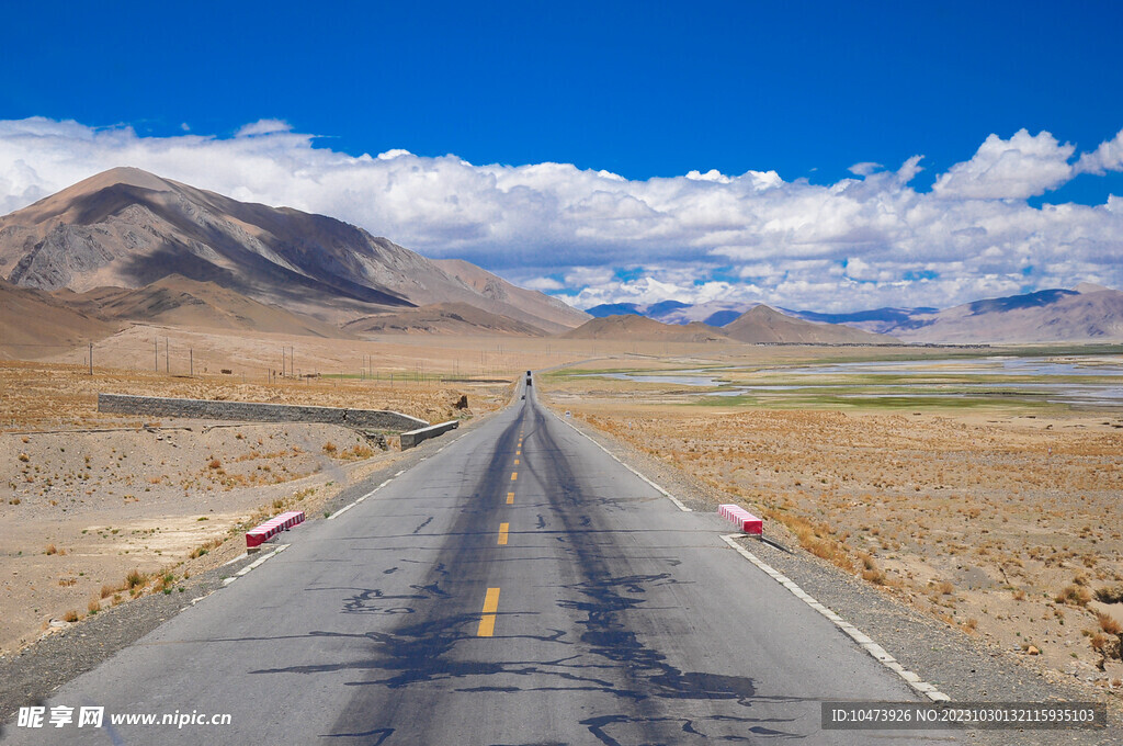 笔直的塞外公路