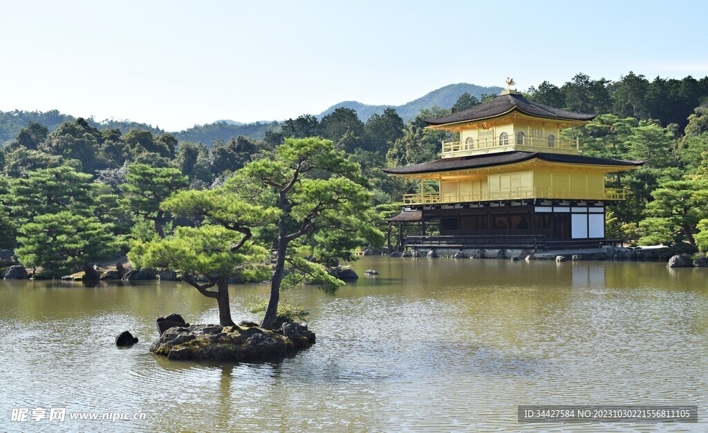 湖边寺庙