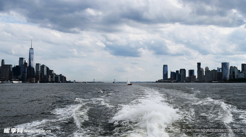 海浪和海边建筑楼宇