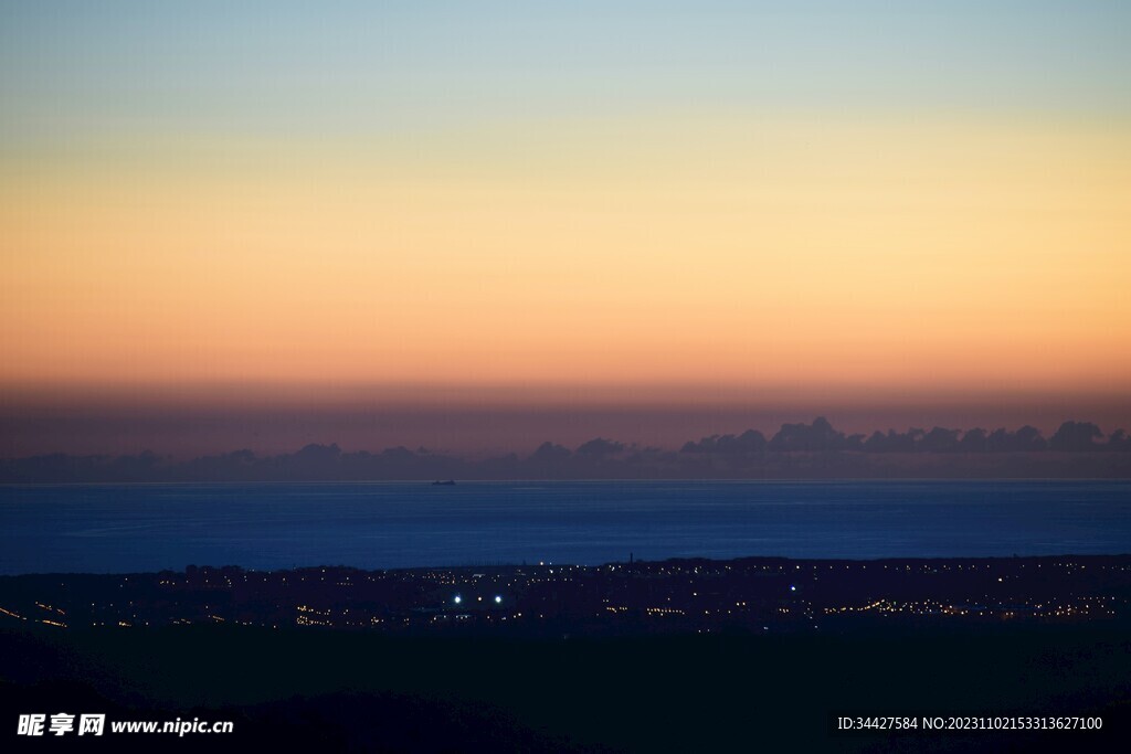 夜幕下的海景