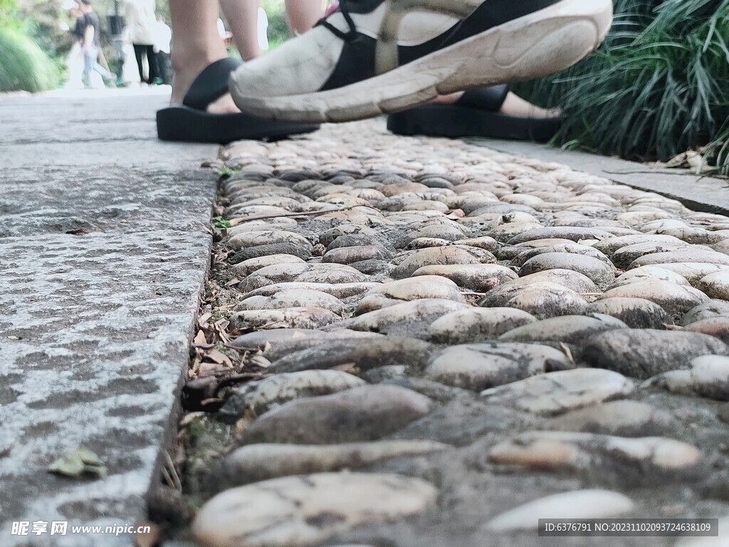 石子道路上的脚