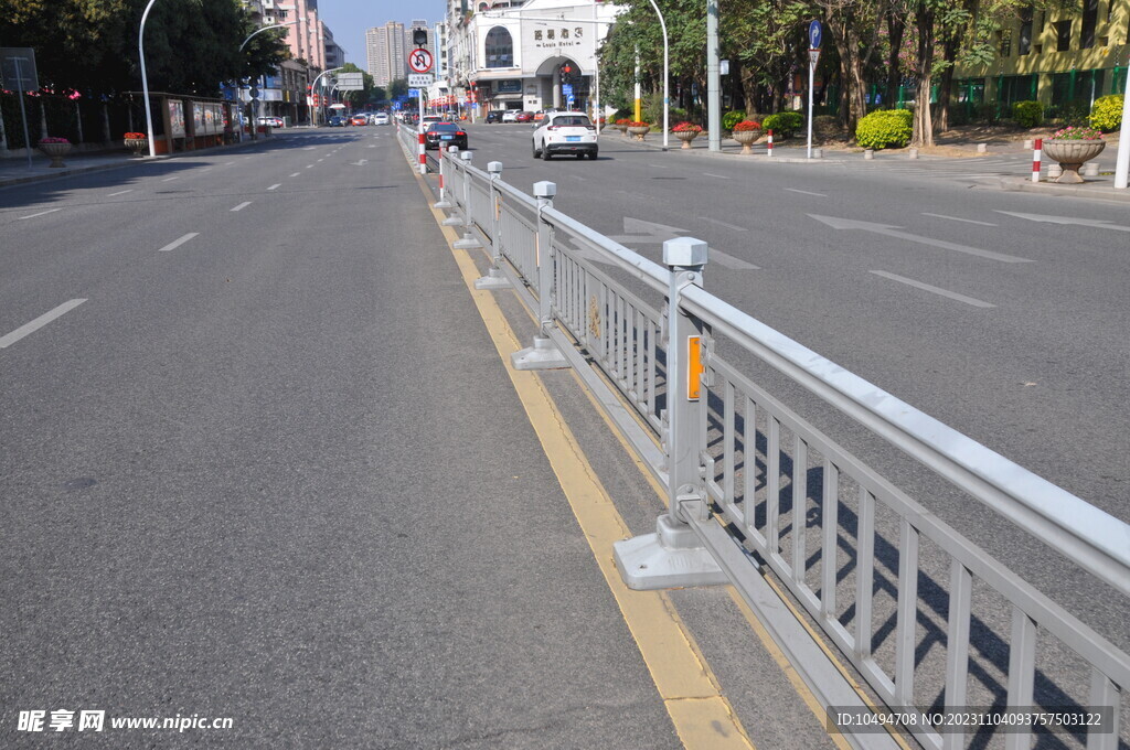 道路机非隔离栏