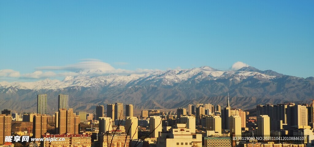 蓝天白云 城市建筑 雪山 