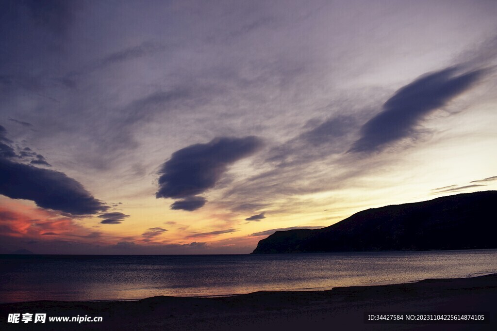 夜幕下的海景