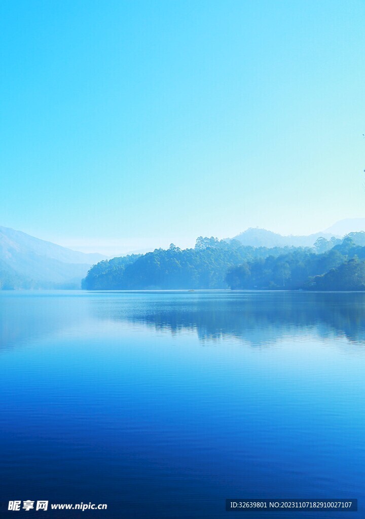 蓝天白云湖水