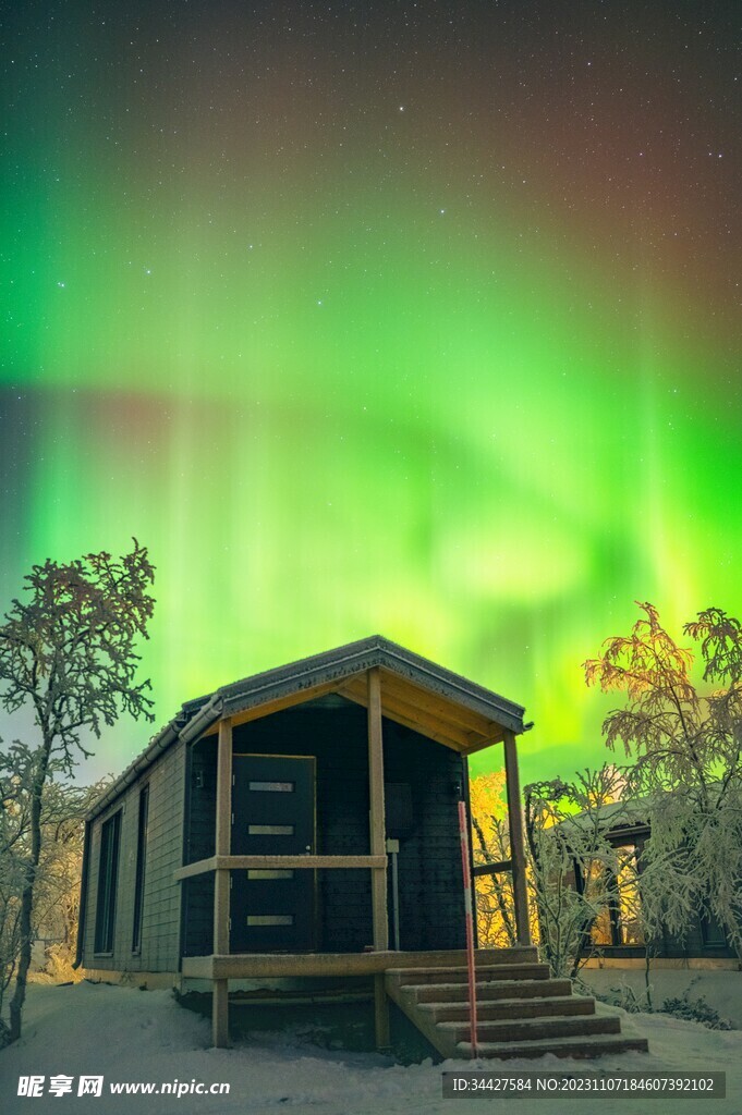 极光星空下的木屋