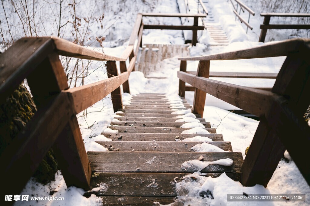 雪中的木梯通道