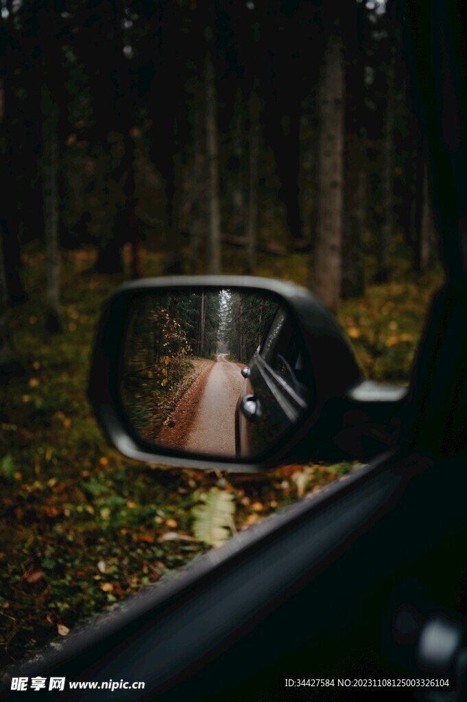 车后镜中的道路风景