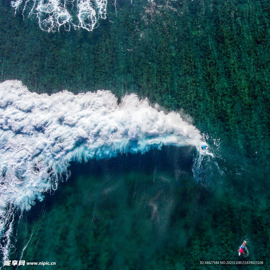 海浪中的冲浪者