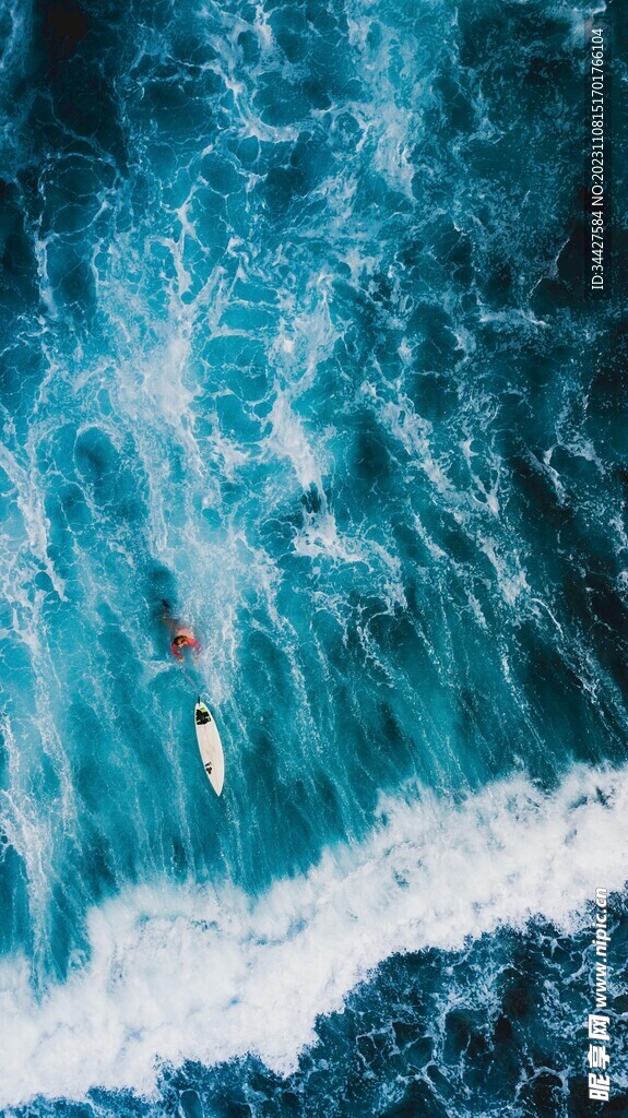 海浪中的冲浪者