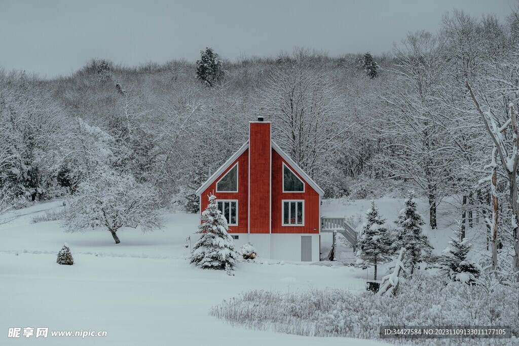 雪景中的红色房子