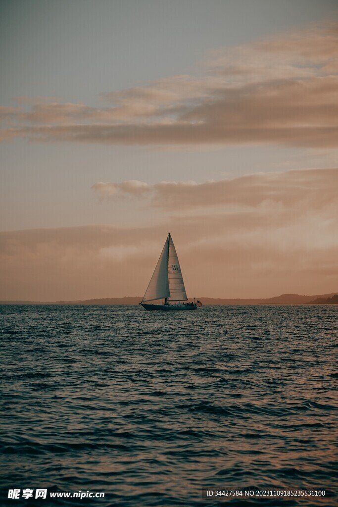海面上的帆船