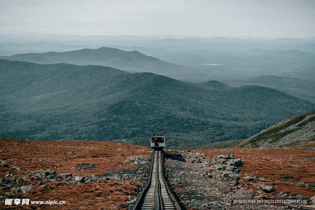 山坡上的铁路轨道