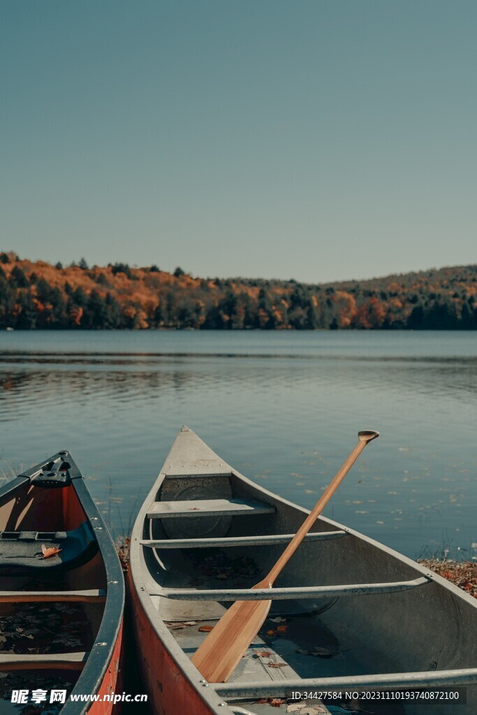 湖边的木船