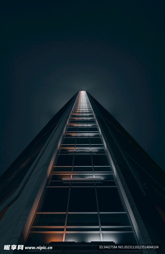 夜幕下仰拍高楼大楼