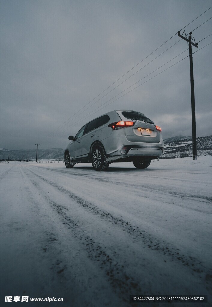 雪道中的汽车