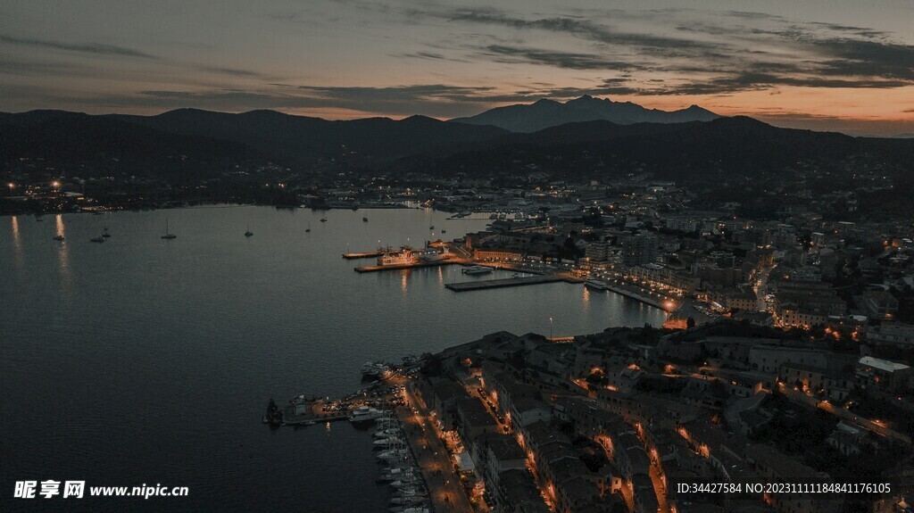 海边城镇夜景