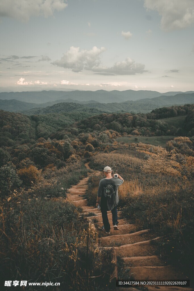 山路上的登山徒步者