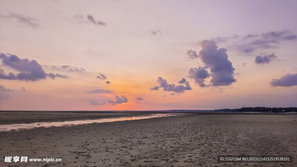 海滩上的云图