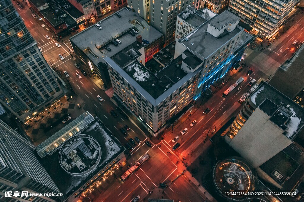 鸟瞰城市道路和楼宇夜景