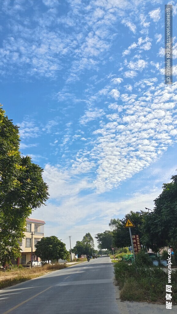 北海路路上的蓝天白云