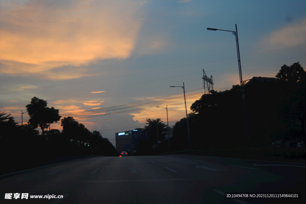 道路晚霞