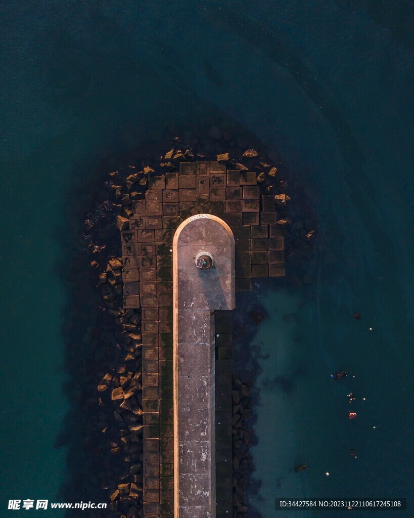 码头上的灯塔鸟瞰图