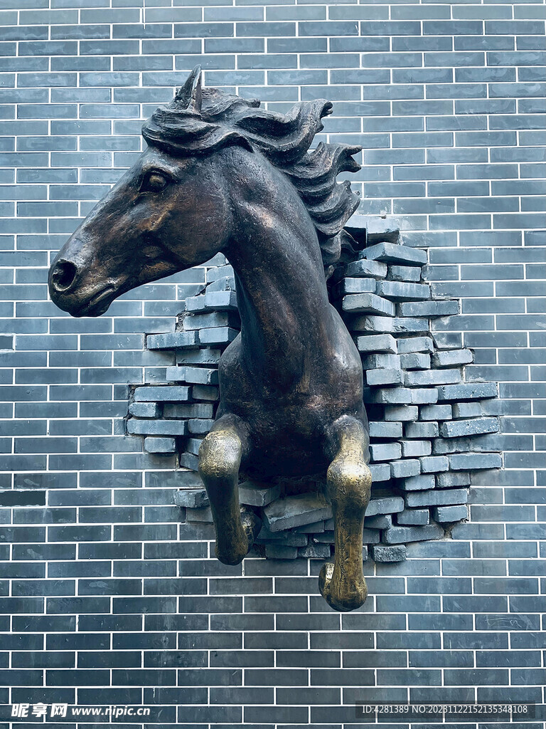 一匹马雕像