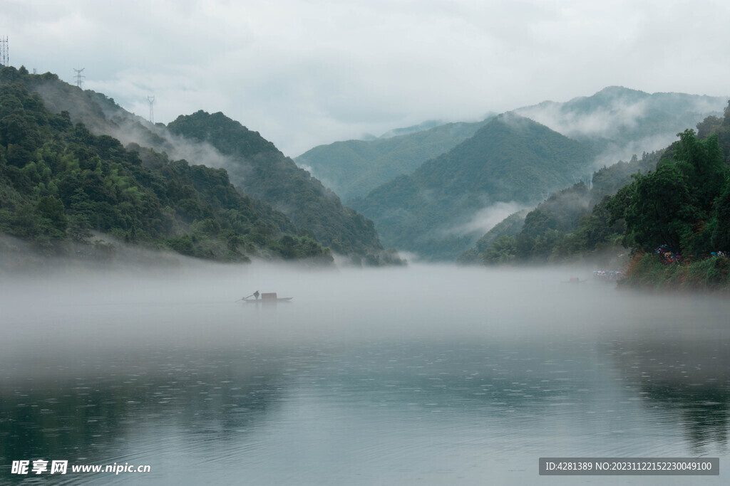 云雾中的山水