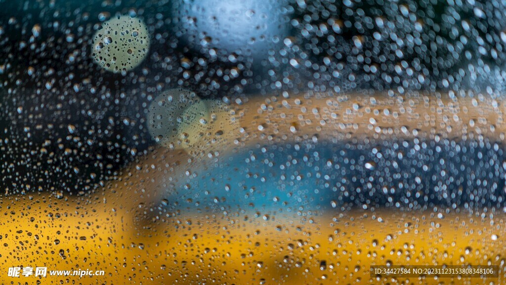 雨天窗外灯光