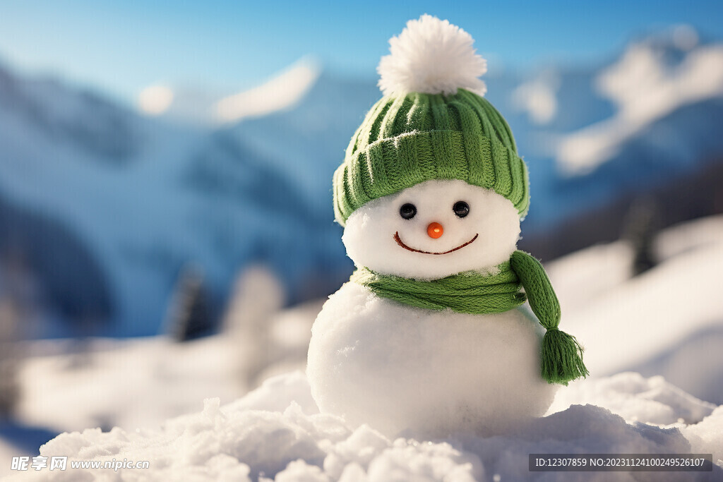 雪山中带着帽子的雪人