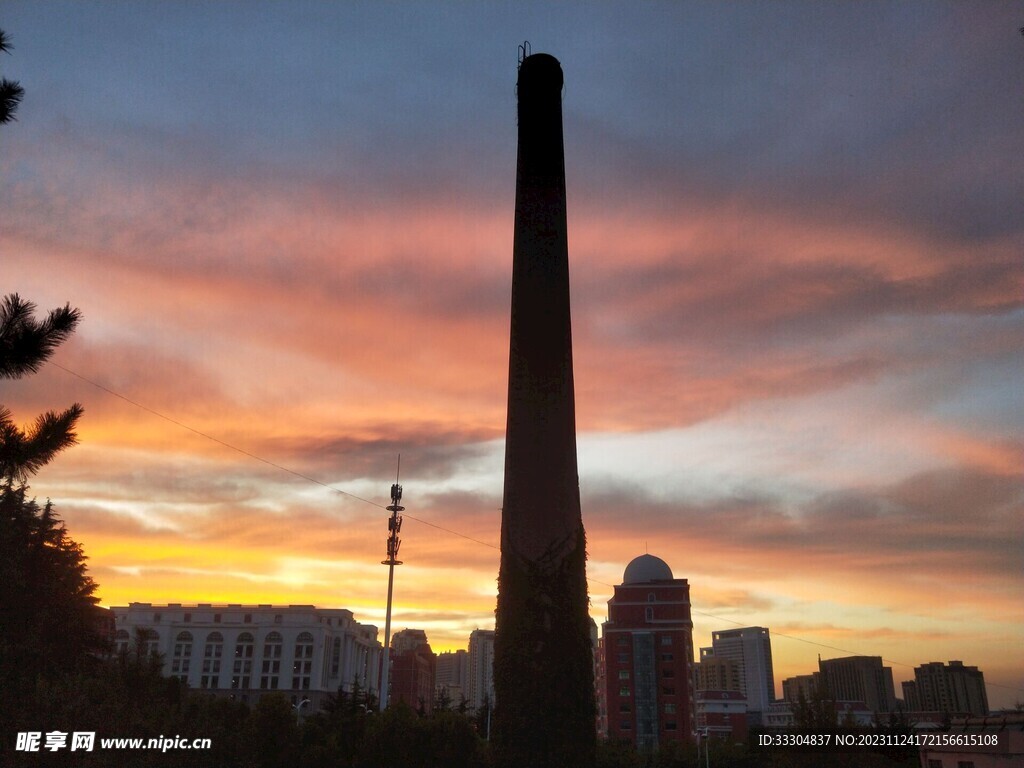 夕阳下的烟筒