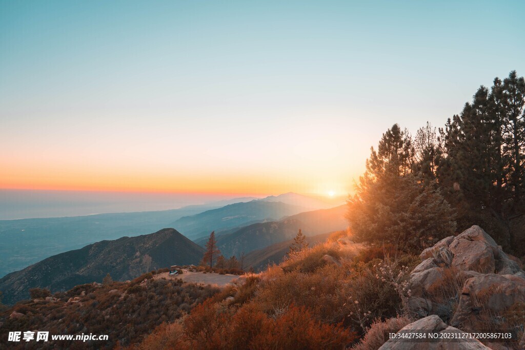 山脉日出风景