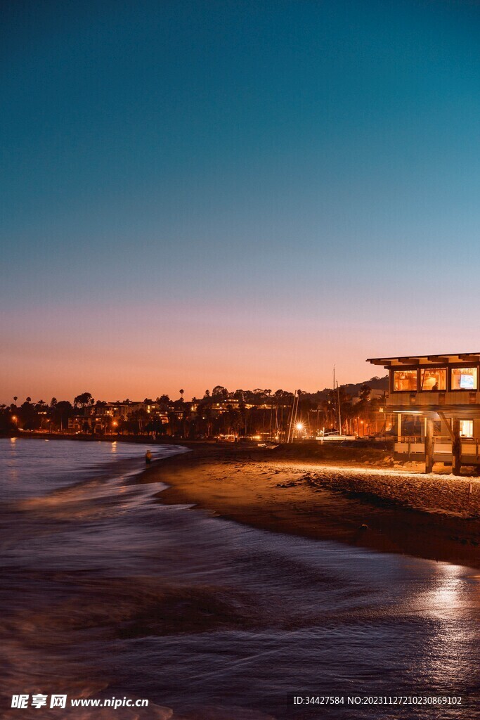 海边建筑夜景