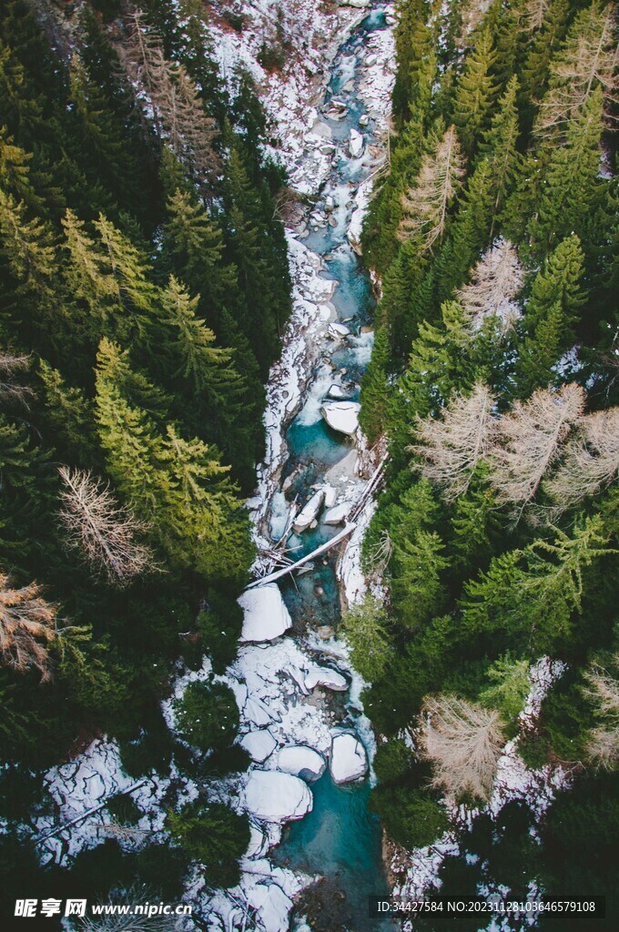 山林河流鸟瞰图