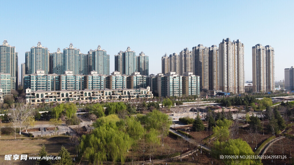 公园旁的高层社区