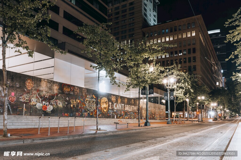 公路旁的涂鸦墙