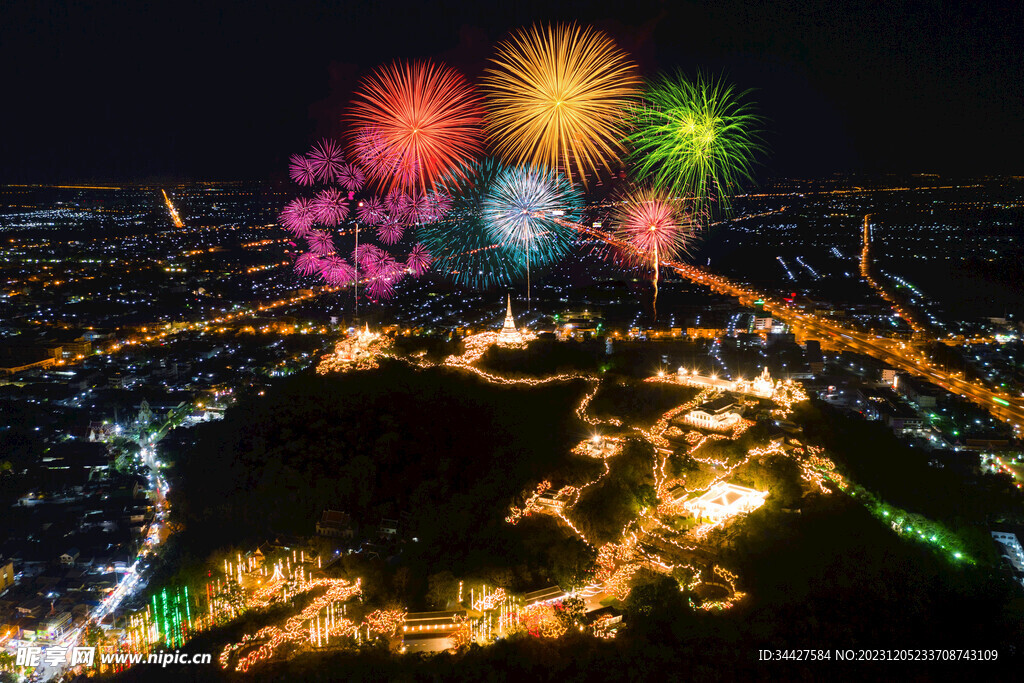 城市夜景和烟花