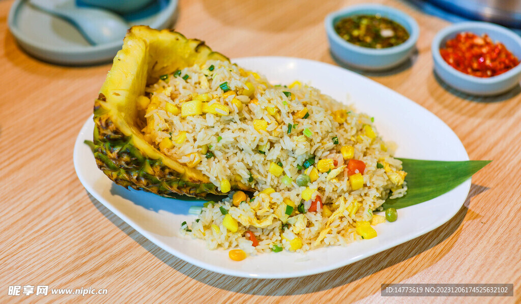 菠萝海鲜炒饭