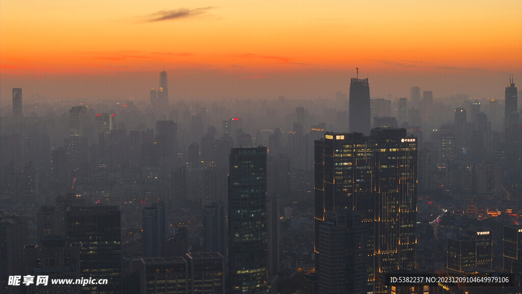 夕阳下黄埔江畔金融中心